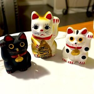 MANEKI NEKO BECKONING CATS Pottery Black & White, Set of 2 & 1 lg. Cat Trinkets